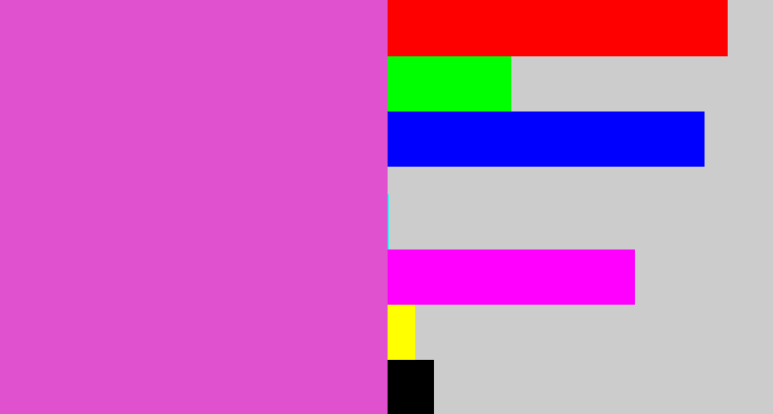 Hex color #e051d0 - purpleish pink