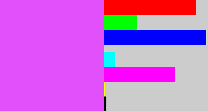 Hex color #e150fa - heliotrope