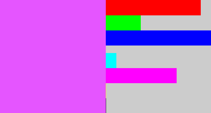 Hex color #e555ff - heliotrope